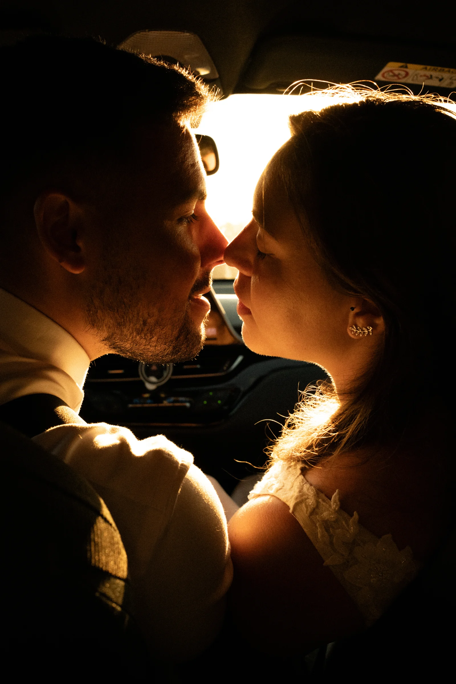 Pareja de recién casados junto al paisaje volcánico y el océano de Lanzarote
